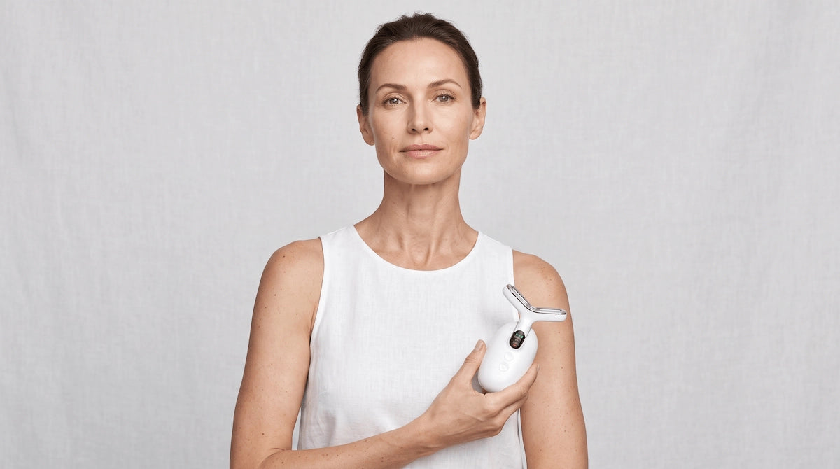 Confident woman with a relaxed posture displaying her natural neck and jawline.